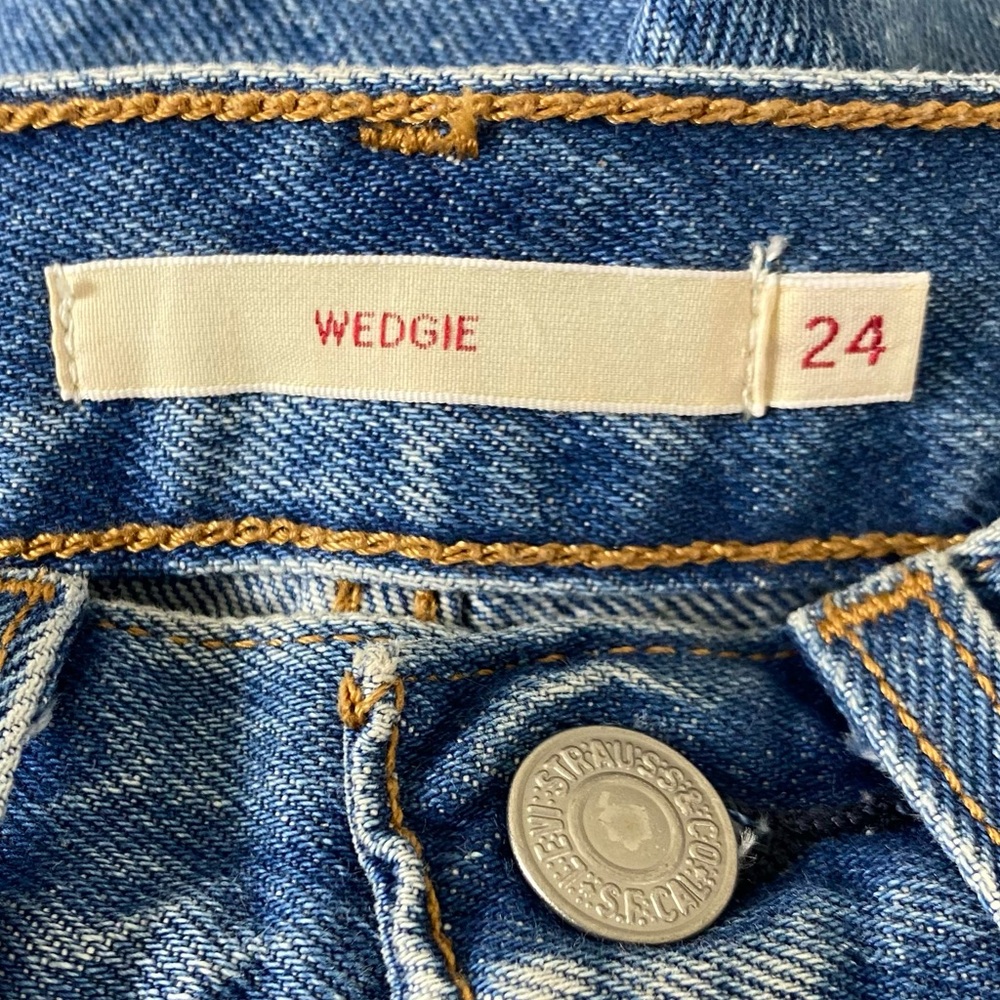 Levi’s Wedgie Icon High Rise Jeans in Athens Asleep Medium Wash - 24 - Picture 14 of 16